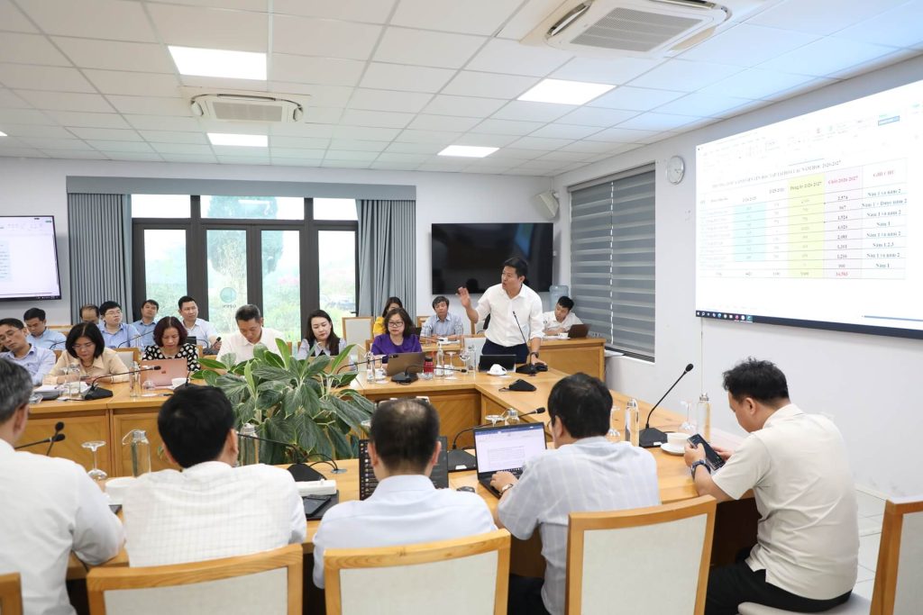 Giảng viên và BQL DH Quốc Gia Hà Nội họp bàn thúc đẩy triển khai phương án đưa sinh viên về Hòa Lạc